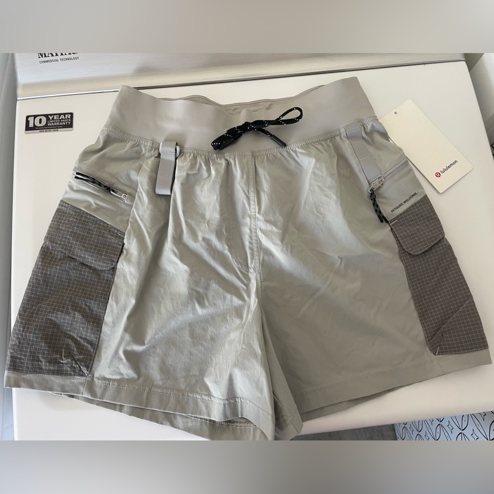 Lululemon Multi Pocket Cargo HR Hiking Short, Sz 8, 5”. NWT.
